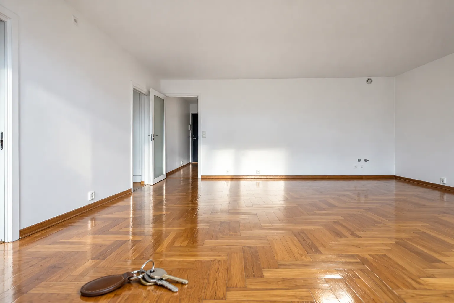 Apartamento vacío con el parquet recién plastificado