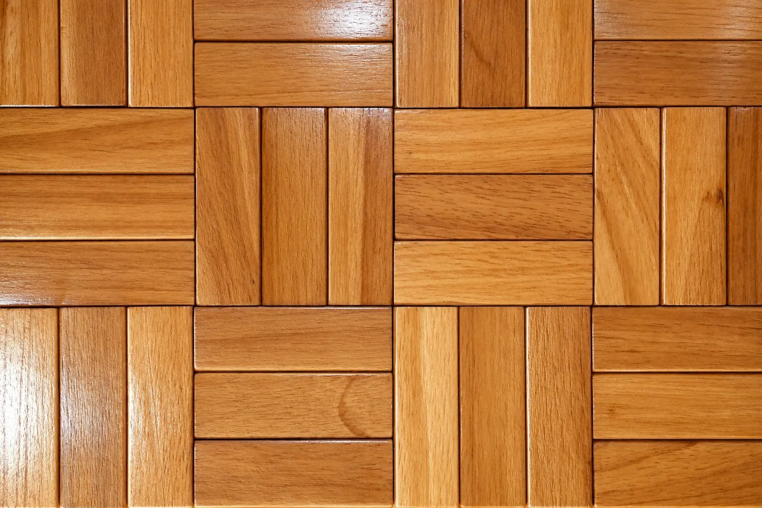Parquet en damero recién pulido y plastificado
