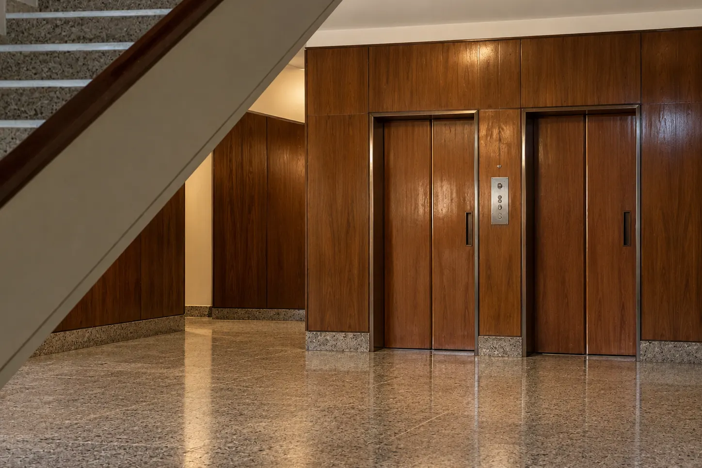 Hall de un edificio de apartamentos de Montevideo con ascensor