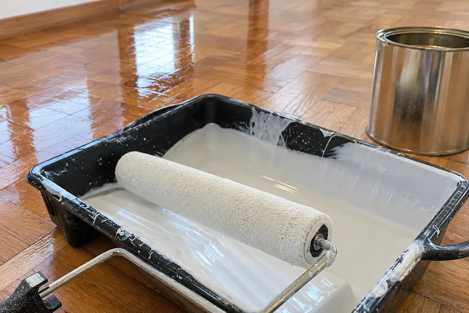 Parquet a medio plastificar con el rodillo en su bandeja