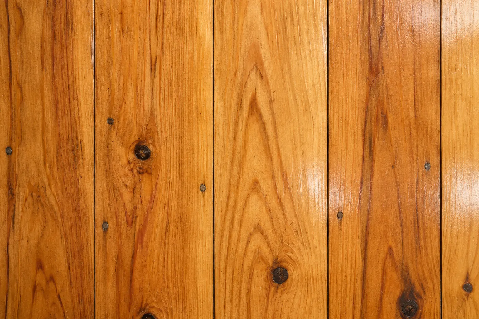Tablas de pinotea restauradas con la veta marcada
