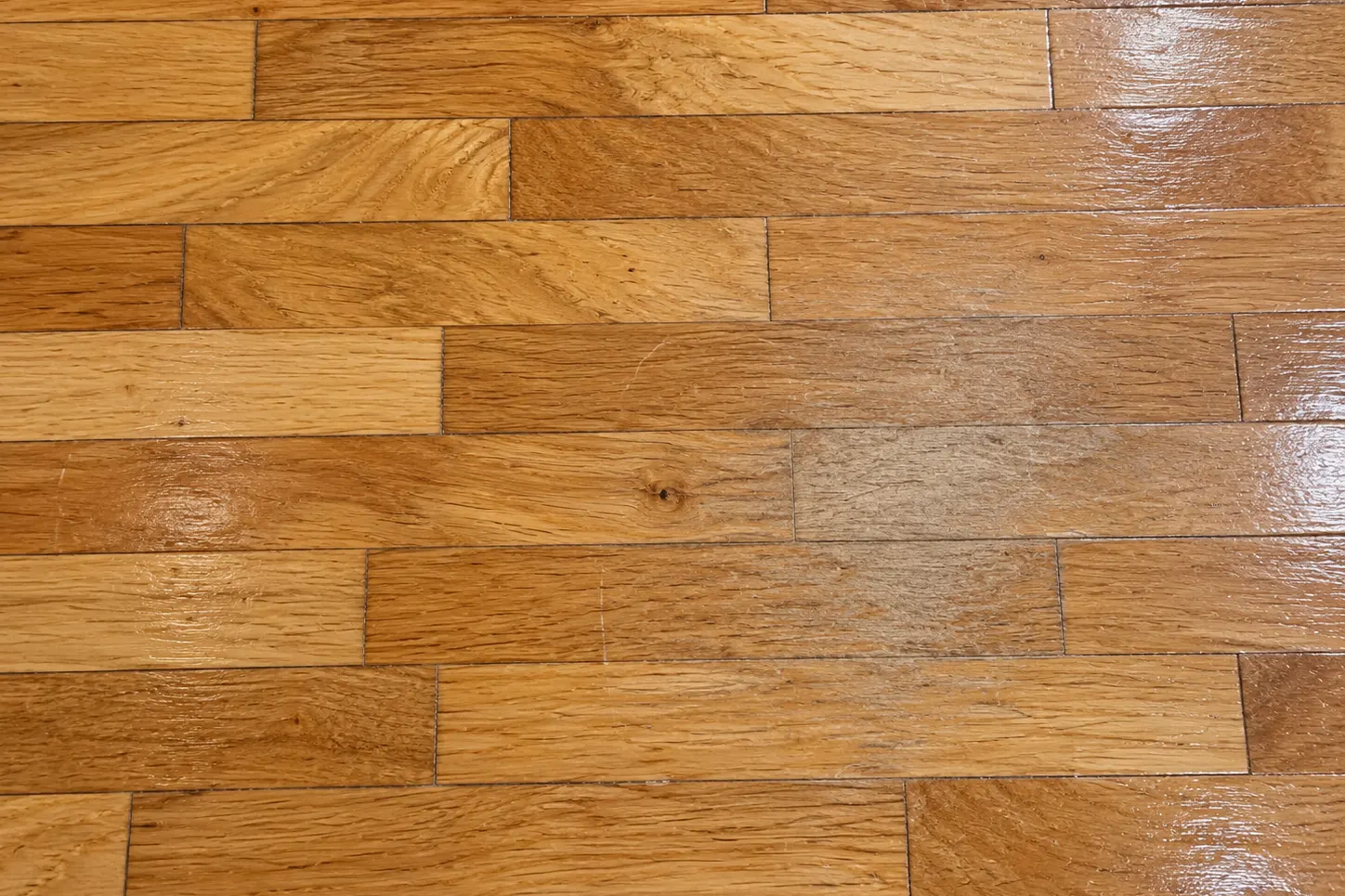 Parquet plastificado con rayas finas y una zona opaca