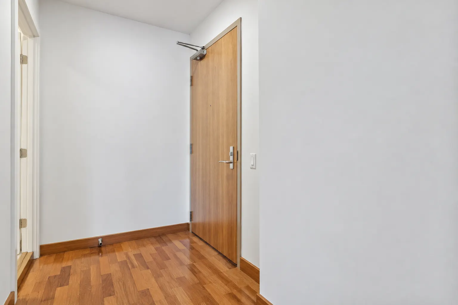 Parquet de tablillas en la entrada de un apartamento