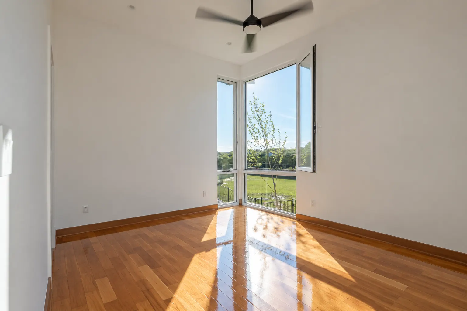 Ambiente con el parquet recién plastificado y la ventana abierta