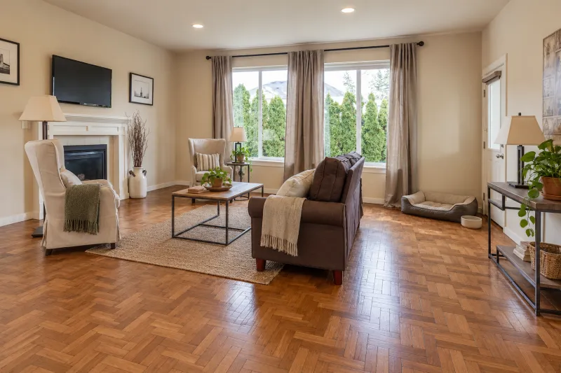 Living con parquet hidrolaqueado de terminación satinada